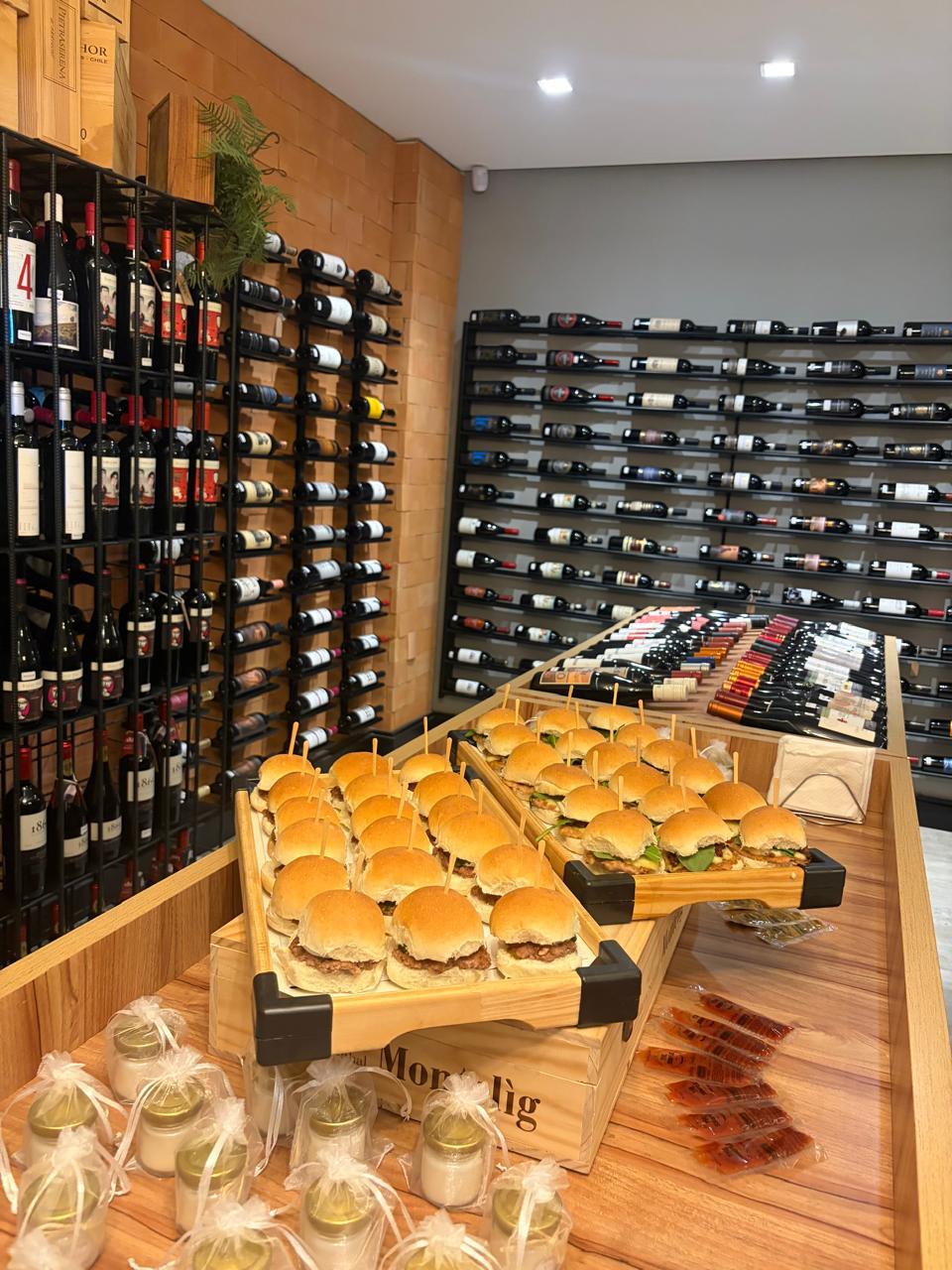 Mini smash burgers servidos em catering