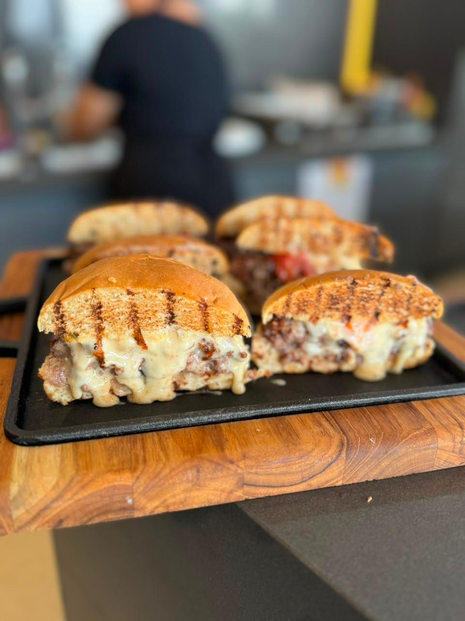 Bandeja de smash burgers cortados para servir